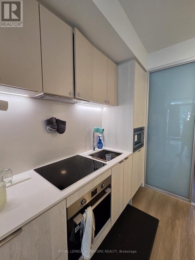 Building Photo - 86 Dundas St E