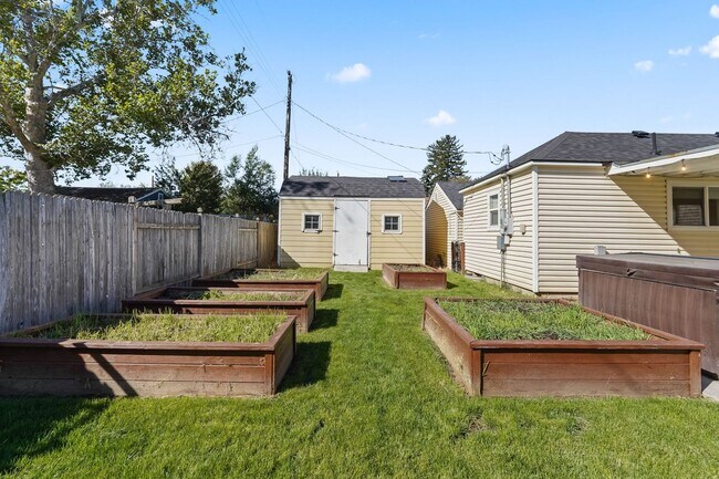 Building Photo - 3bd/2ba Recently Updated Home in a Desirab...