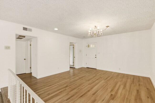 Foto del edificio - HUGE 2 bed 2 bath in Prime Santa Monica!