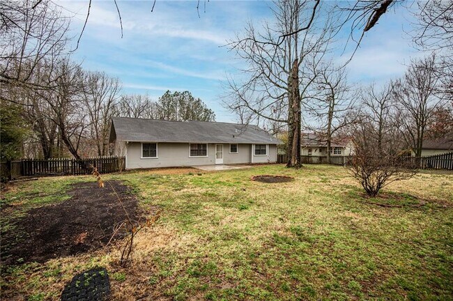 Building Photo - 8 Oak Knoll Ln