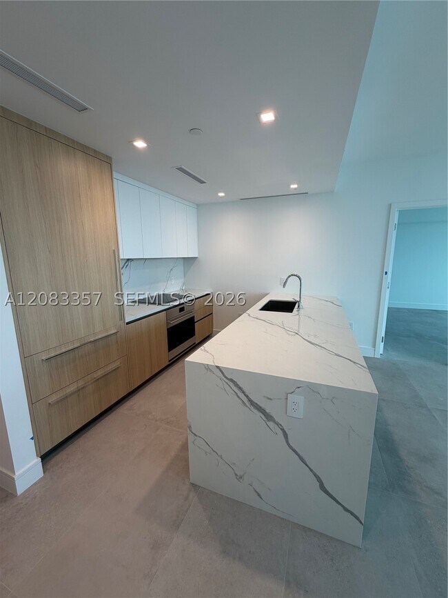 Building Photo - 2411 Laguna Cir