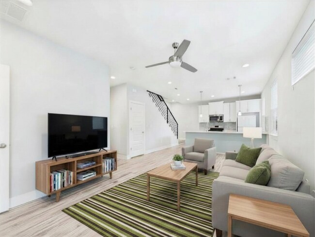 Foto del edificio - Elegant Modern Freestanding Condo with Private Yard Near Downtown Austin
