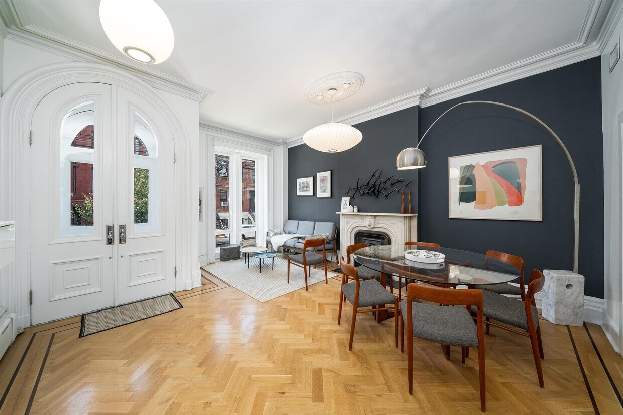 Primary Photo - 1027 Park Ave