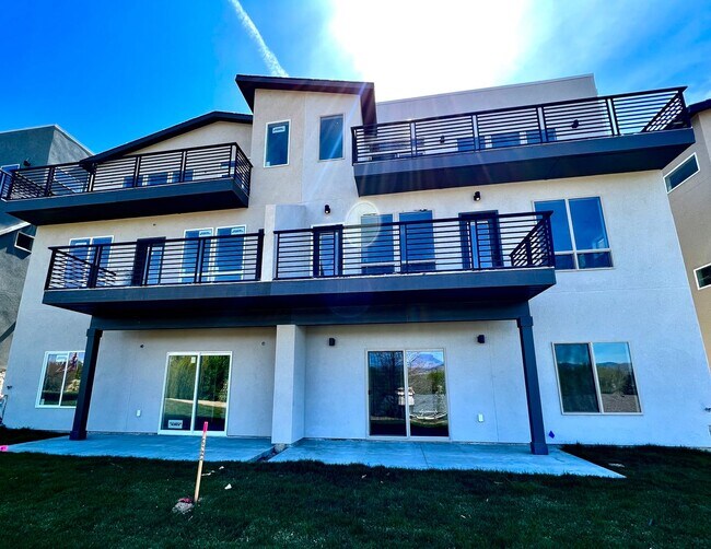 Building Photo - Close to Micron, 3 Bedroom 3 bath w/ a Million Dollar View!