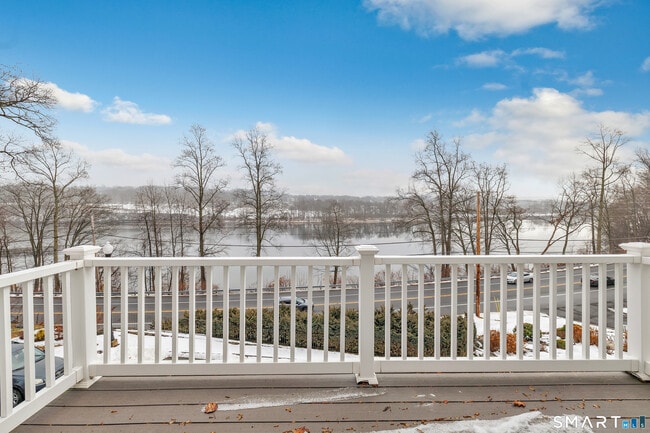 Foto del edificio - 665 River Rd