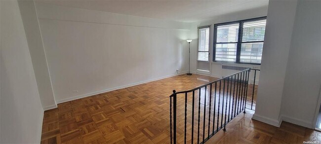 Foto del edificio - 98-10 64th Ave