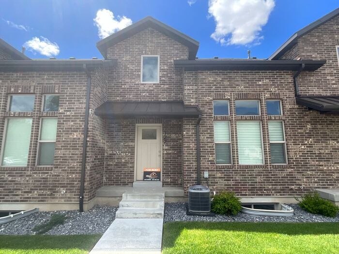 Foto principal - 2 bedroom 2 1/2 bath townhouse