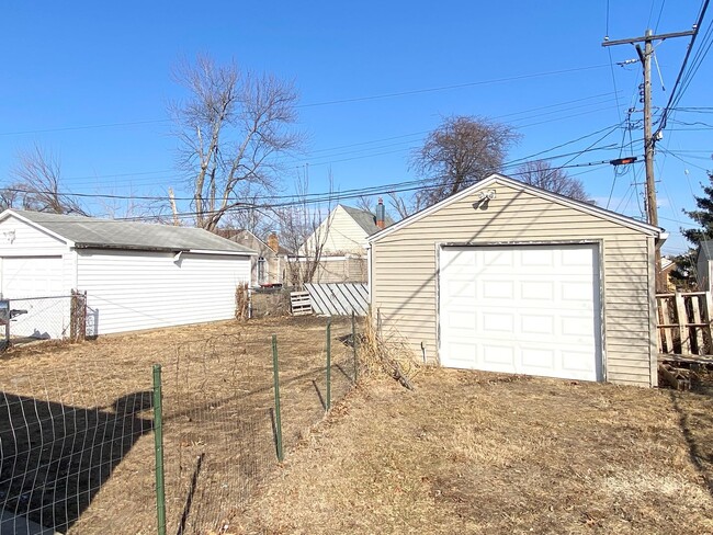 Building Photo - 2 Bedroom, 1 Bath Home Available in Peoria...