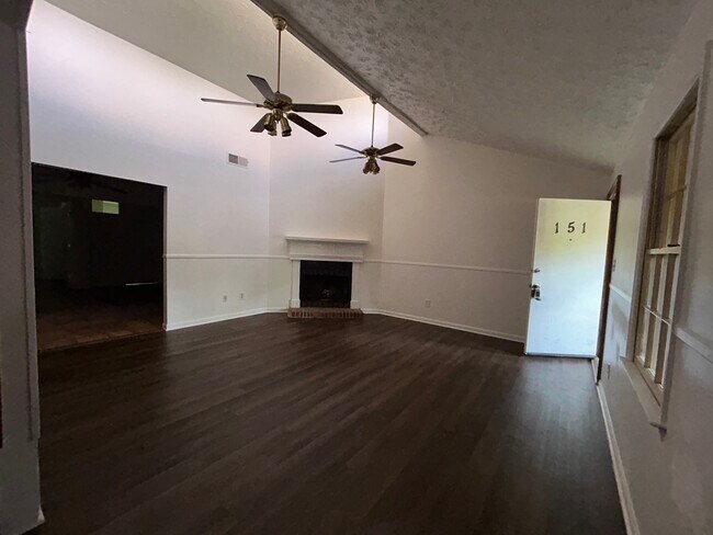 Foto del edificio - 151 Loblolly Dr