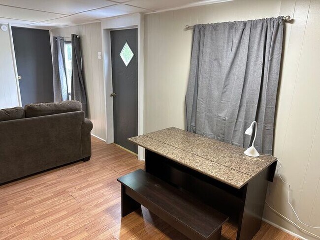 Building Photo - 1BD/1BA Home With Additional Flex Room!
