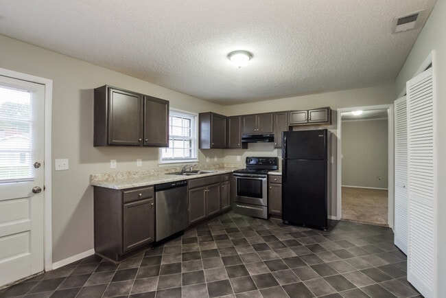 Building Photo - 102 1st Day St