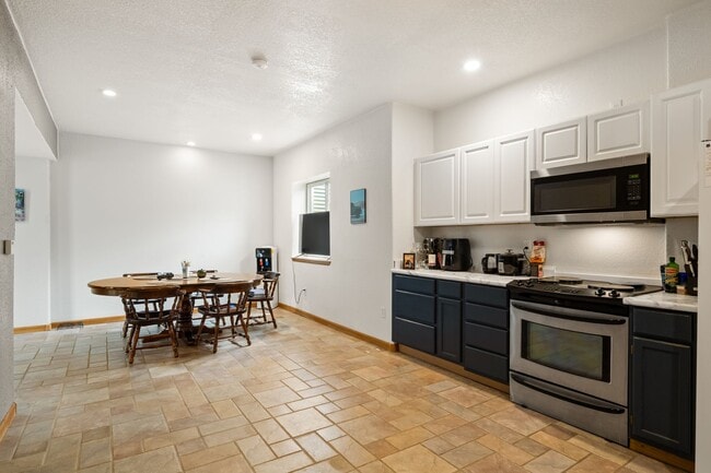 Building Photo - Private 1-Bed, 1-Bath Walkout Unit - Full ...