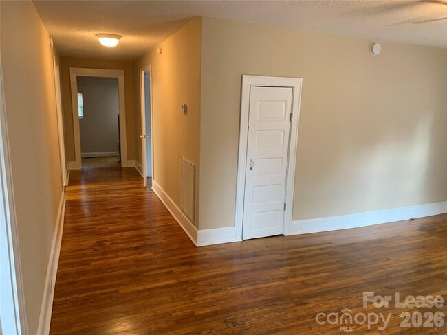 Foto del edificio - 208 Parker Ave