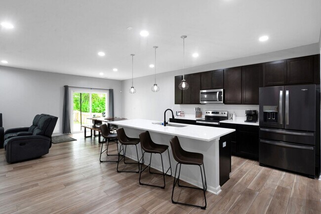 Building Photo - FOR RENT – $3,000/month | Smart & Stylish ...