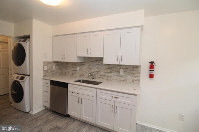 Foto del edificio - 615 Sharon Garden Ct