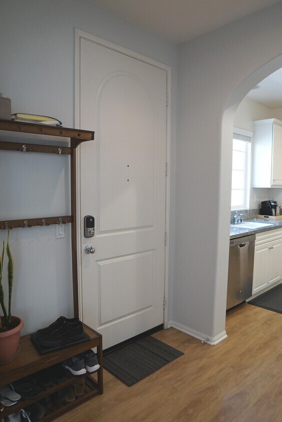 Primary Photo - 637 Calle Vibrante