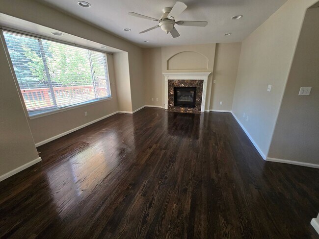 Foto del edificio - Beautiful and Fresh Updated Four Bedroom Home on a Corner Lot in Rock Creek!