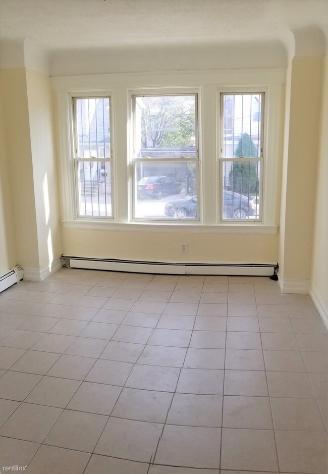 Foto del edificio - 3 br, 1 bath  - 97 Montgomery Ave # 1