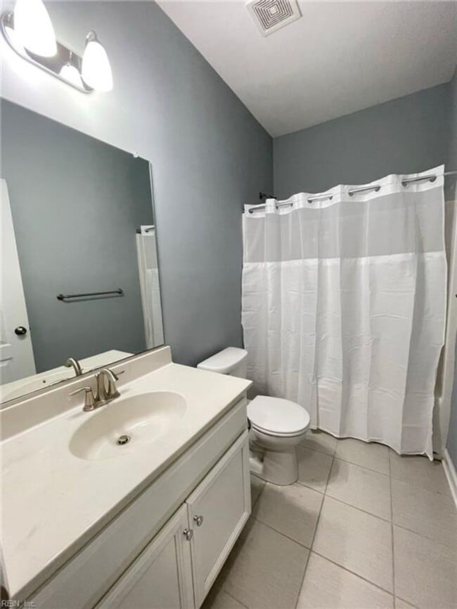 Building Photo - 3 BR 3.5 BA Townhouse