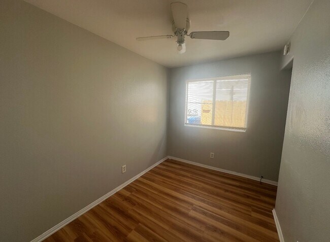 Foto del edificio - 1042-1046 Gaviota Avenue