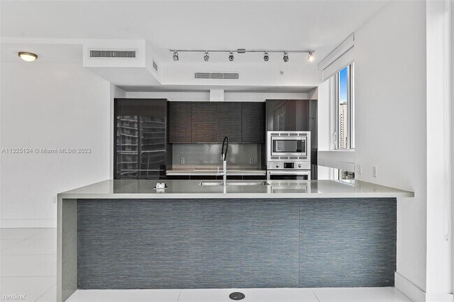 Building Photo - 2 br, 2 bath Condo - 1080 Brickell Ave Uni...