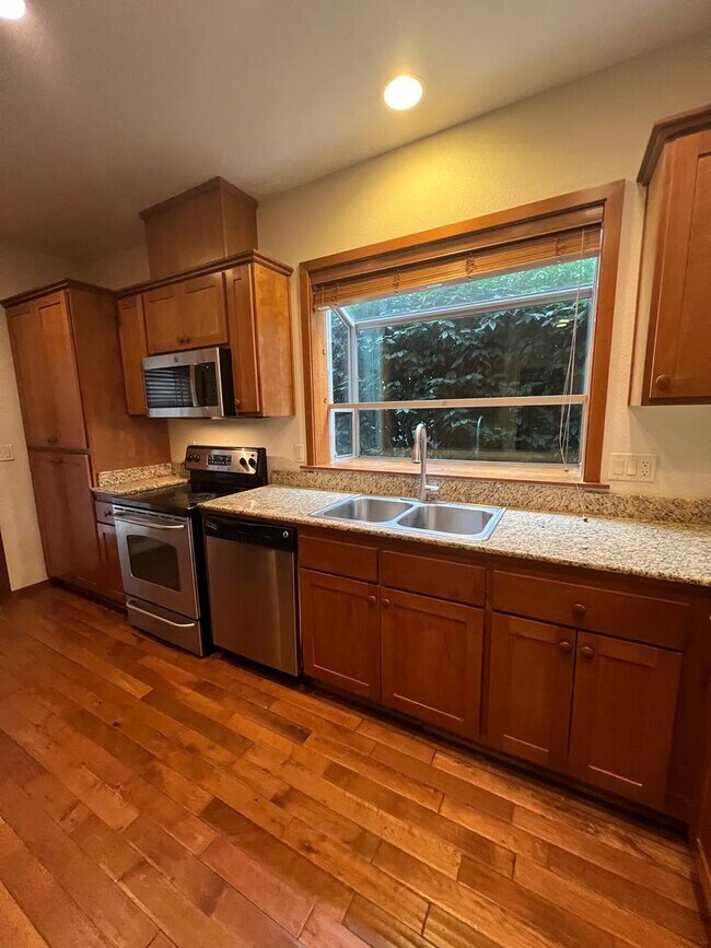 Foto del edificio - Three bedroom Townhome in Alderwood Townhomes Neighborhood