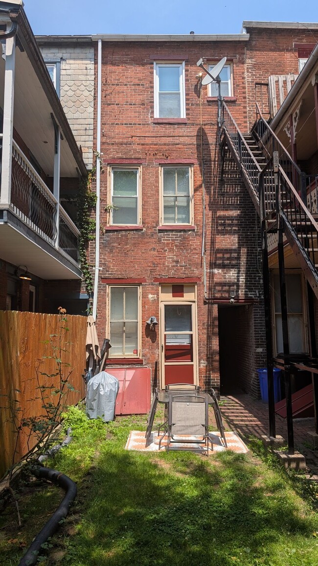 Building Photo - Charming Studio in heart of Midtown Harris...