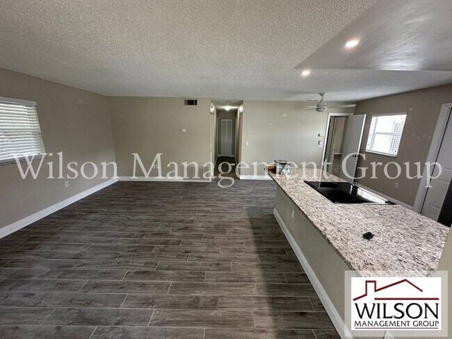 Building Photo - 643 David St