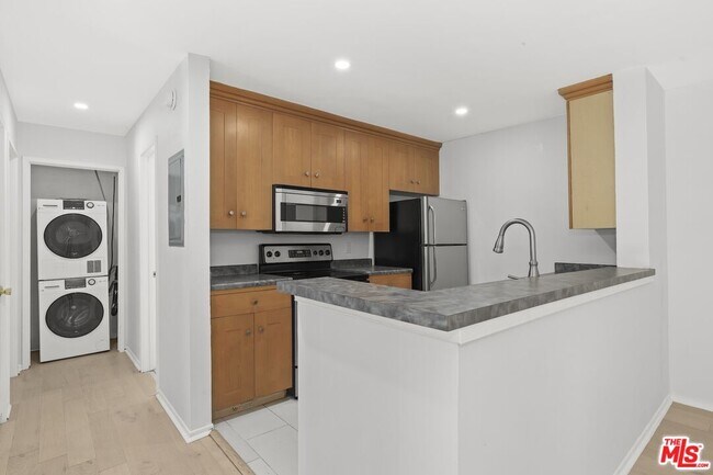 Foto del edificio - 4900 Overland Ave