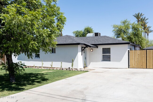 Building Photo - 2726 E Virginia Ave