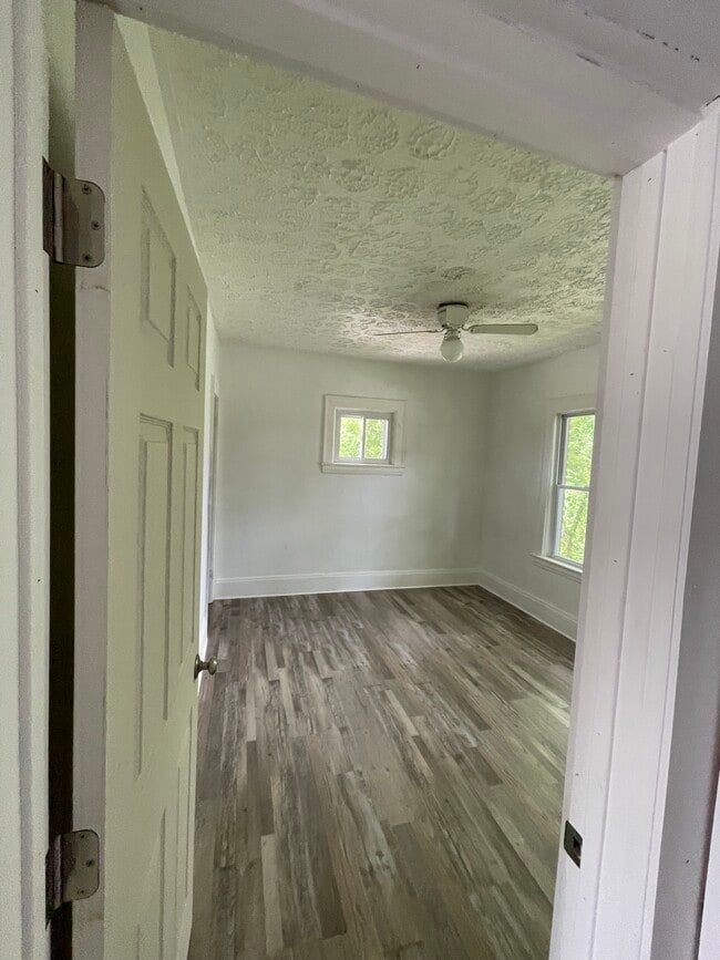 Building Photo - 3610 E 139th St