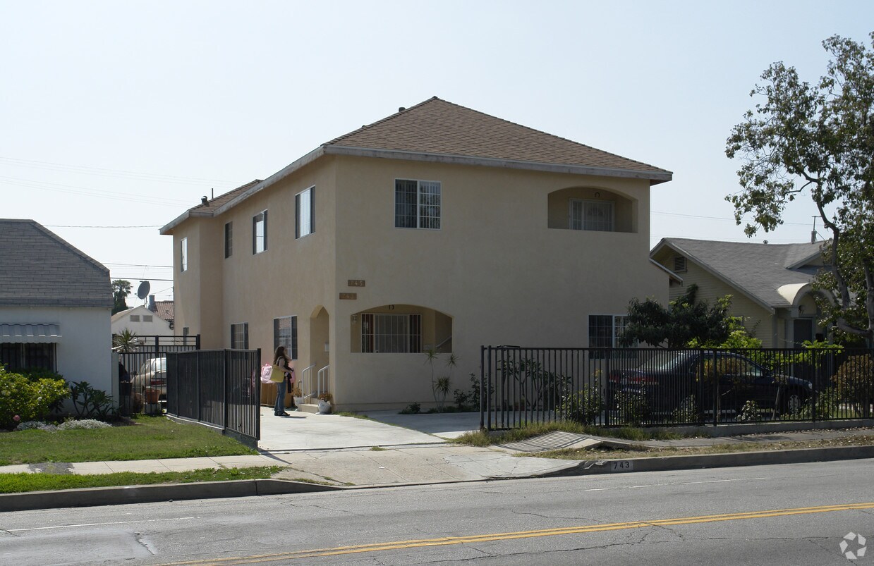 Primary Photo - 743 N Wilton Pl