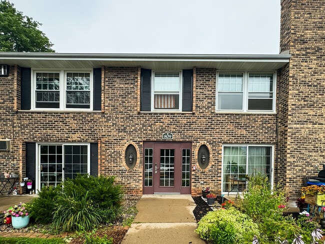 Building Photo - 809 Smetana Rd