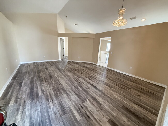 Foto del edificio - Stunning 3-Bedroom Retreat in Gibsonton wi...