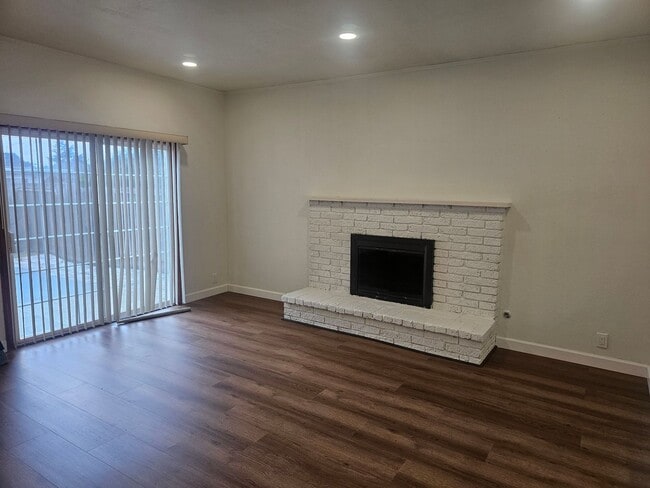 Building Photo - 967 Kern St