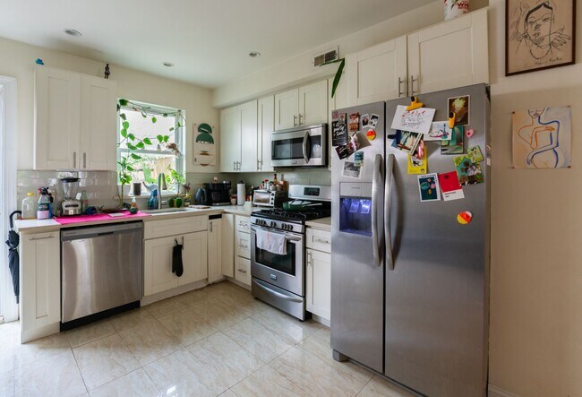 Building Photo - Two Bedroom Point Breeze Townhouse