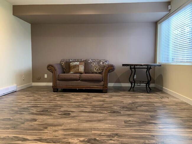 Photo du bâtiment - 2 bedroom in Coquitlam BC V3E 3H1