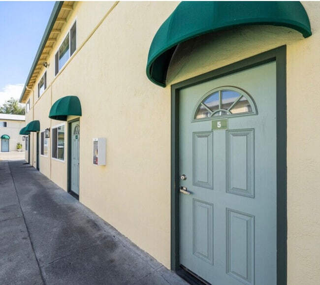 Building Photo - Holiday Orchard Apartments