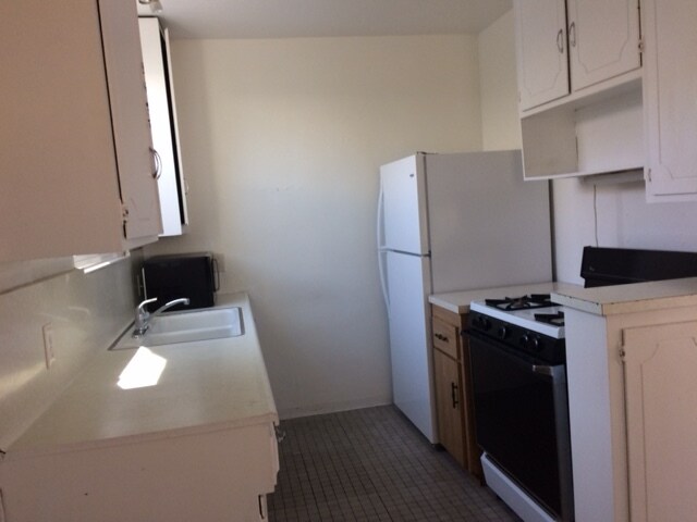 Kitchen - 3240 Del Vina St