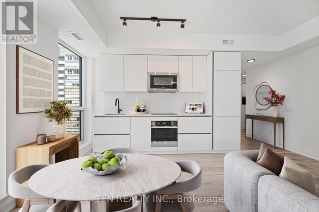 Photo du bâtiment - 327 King St W