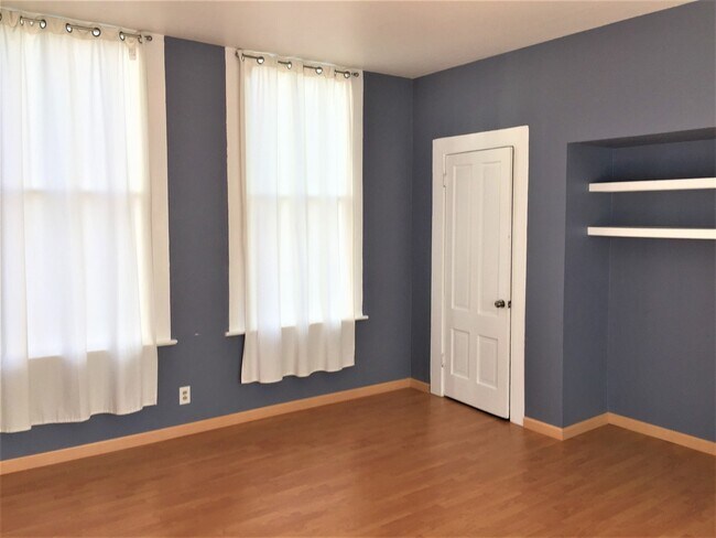 Foto del edificio - Available June lst!  Spacious, Light and A...