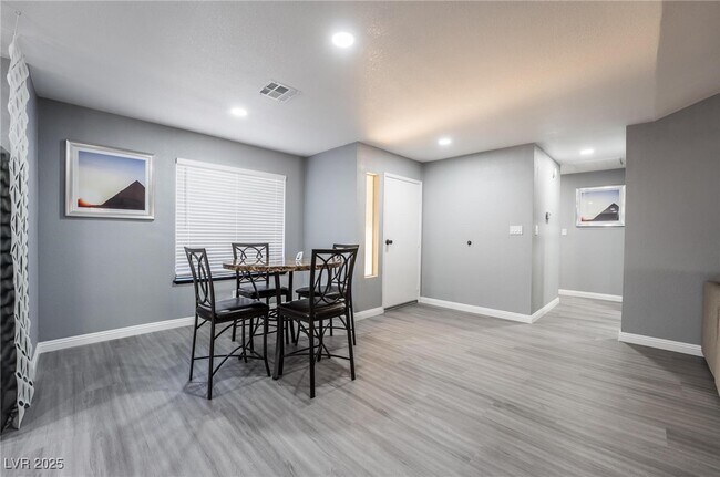 Foto del edificio - 7439 Trudy Ln