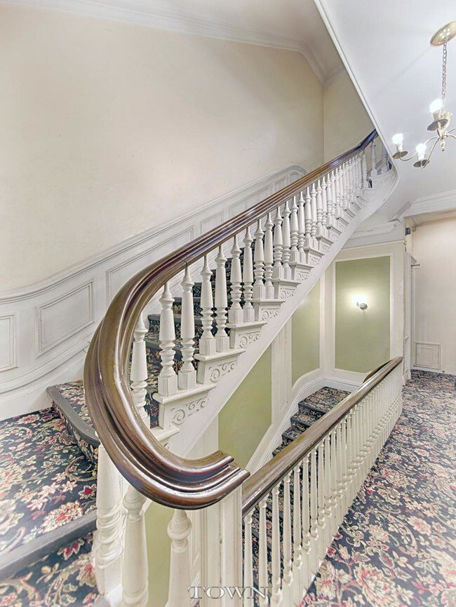 Building Photo - 27 E 37th St