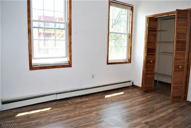 Building Photo - 687 N 7th St