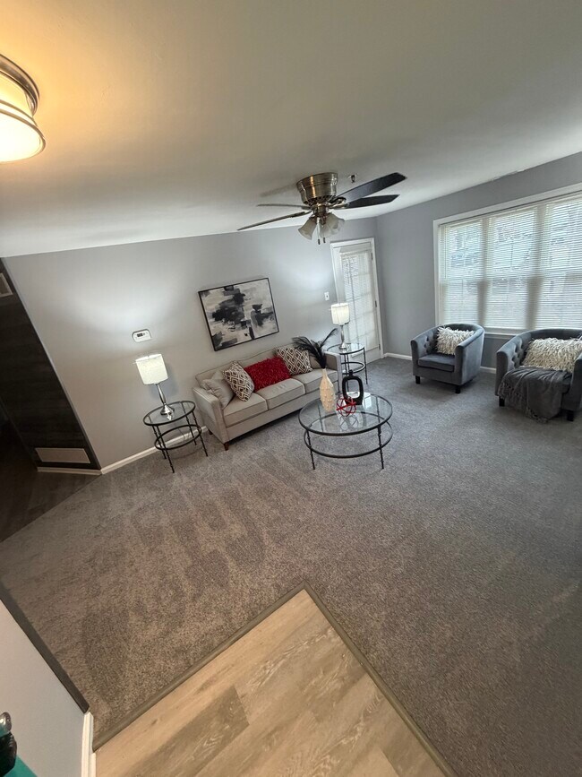 Sala de estar - 102 Stone Hurst Ct