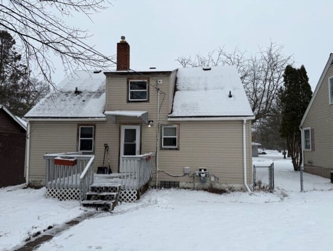 Building Photo - 4 Bedroom house