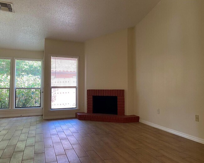 Living Room - 618 Saint Johns Ct