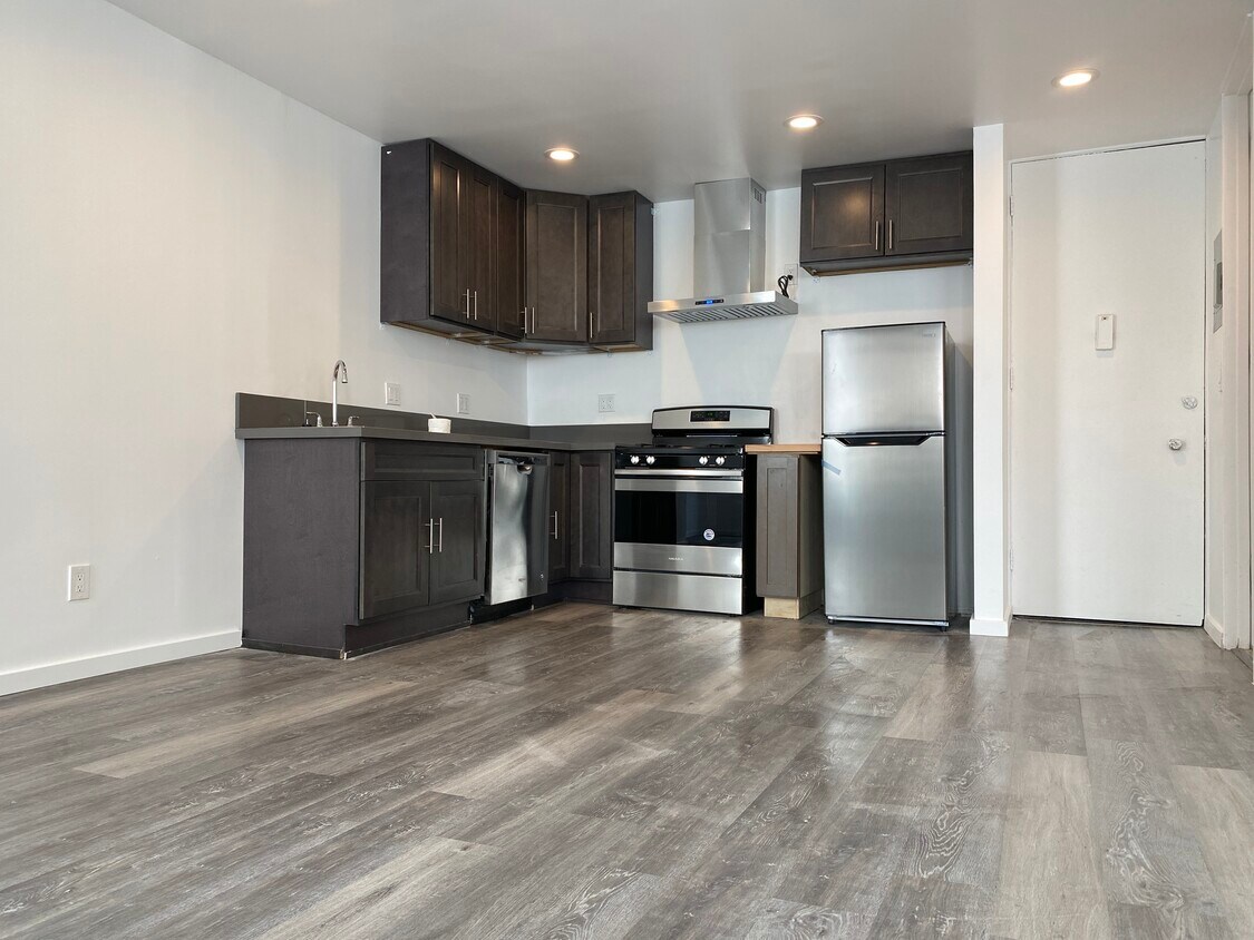 Primary Photo - 1627 N Poinsettia Pl
