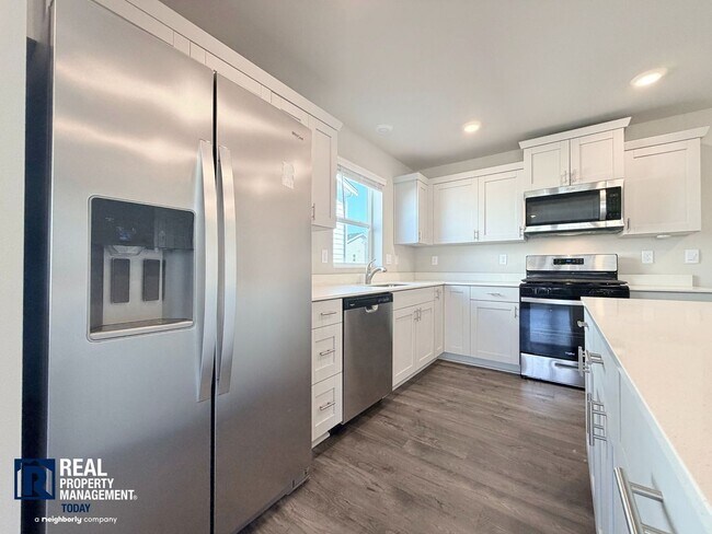 Foto del edificio - Brand-New 3BR Town Home Near JBLM | Bonus Loft, 2-Car Garage & Modern Finishes