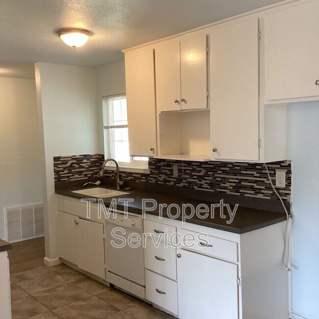 Foto del edificio - 8724 Halverson Dr